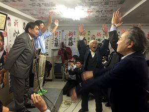 【2017衆院選・福岡10区】城井氏、比例復活に涙「足りぬ身を恥じながら一所懸命に努めていく」