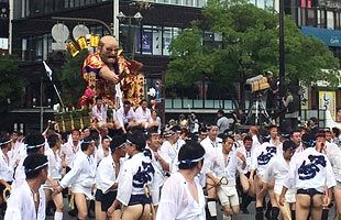 博多祇園山笠　集団山見せを前に賑わうアクロス前