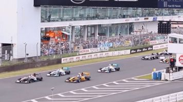 大分・オートポリスで２輪の４輪のレースが同時開催