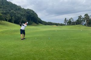【イベント報告】雨天を貫き、140名が快音響かせる～第56回マックス会ゴルフコンペ