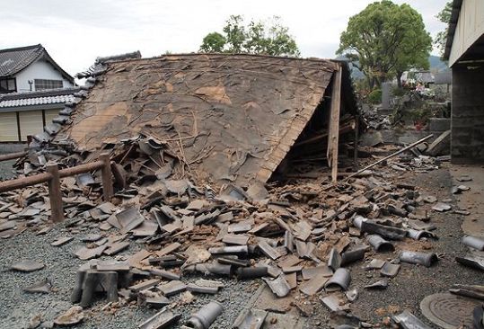 【熊本地震最前線レポート】（34）～西区光永寺付近、墓石も倒れる