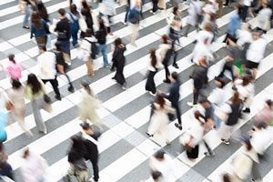 出生数、10年連続で過去最少、70万人割れ目前に 25年人口動態統計