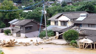 【筑後・大分豪雨】いまだに水浸しの道路、家屋は土砂で埋まる