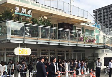 女性たちが興味津津、水上公園リニューアルオープン初日