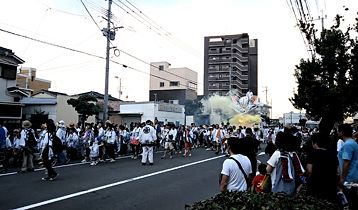 火を吐く大蛇山に大興奮！ 大牟田市名物大蛇山まつり