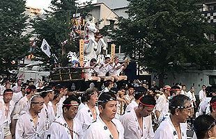 博多の街を勇壮に疾走！「博多祇園山笠 追い山」