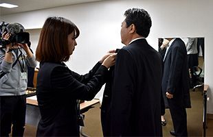 襟に輝く初めての議員バッジ～福岡市で議員記章交付、初当選議員への説明会も