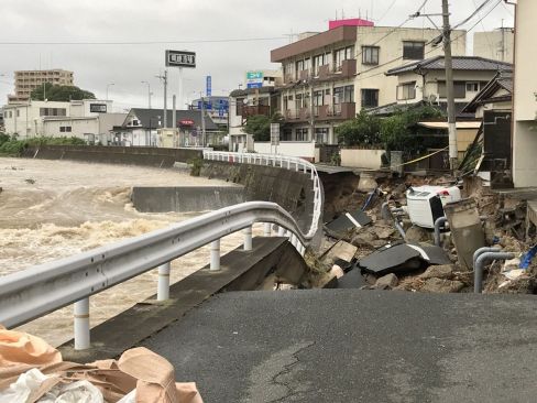 筑紫野市で道路が崩落  濁流が川肌削る