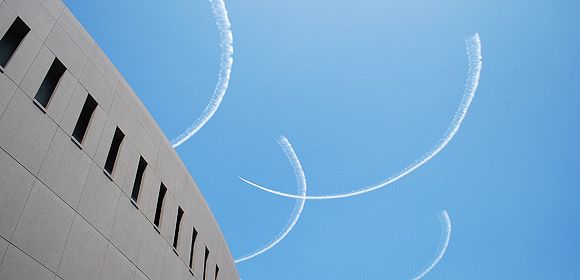 福岡市上空をブルーインパルスが展示飛行、ライオンズクラブ国際大会を飾る