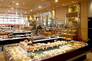 【流通大競争時代】原価・人件費高で4割が最終減益・赤字 食品スーパー38社2024年度決算