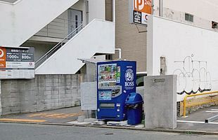 まちかど風景・博多区～中洲のコインパーキングにオフィスビル