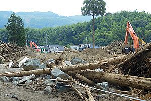 九州北部豪雨、帰宅を阻む大量の土石・流木～朝倉市若市区