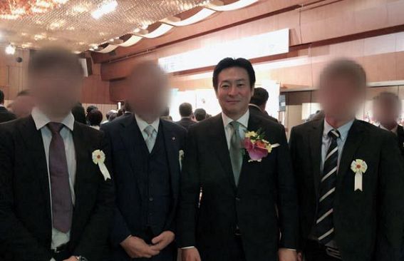 【スクープ】秋元司内閣府副大臣とＪ-Alive社・板倉容疑者が同席の写真を入手～板倉容疑者は「秋元副大臣に融資のお願いをした」と証言