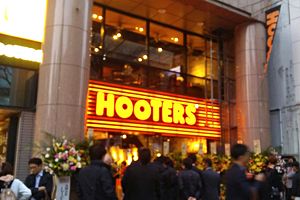 HOOTERS福岡店、オープン初日から大行列！