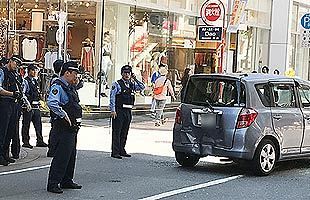 【速報】天神西通りのアップルストア付近で大捕物～警察官5人がかりで容疑者確保