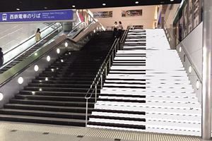気付いたかな、西鉄天神駅の階段がピアノの鍵盤に